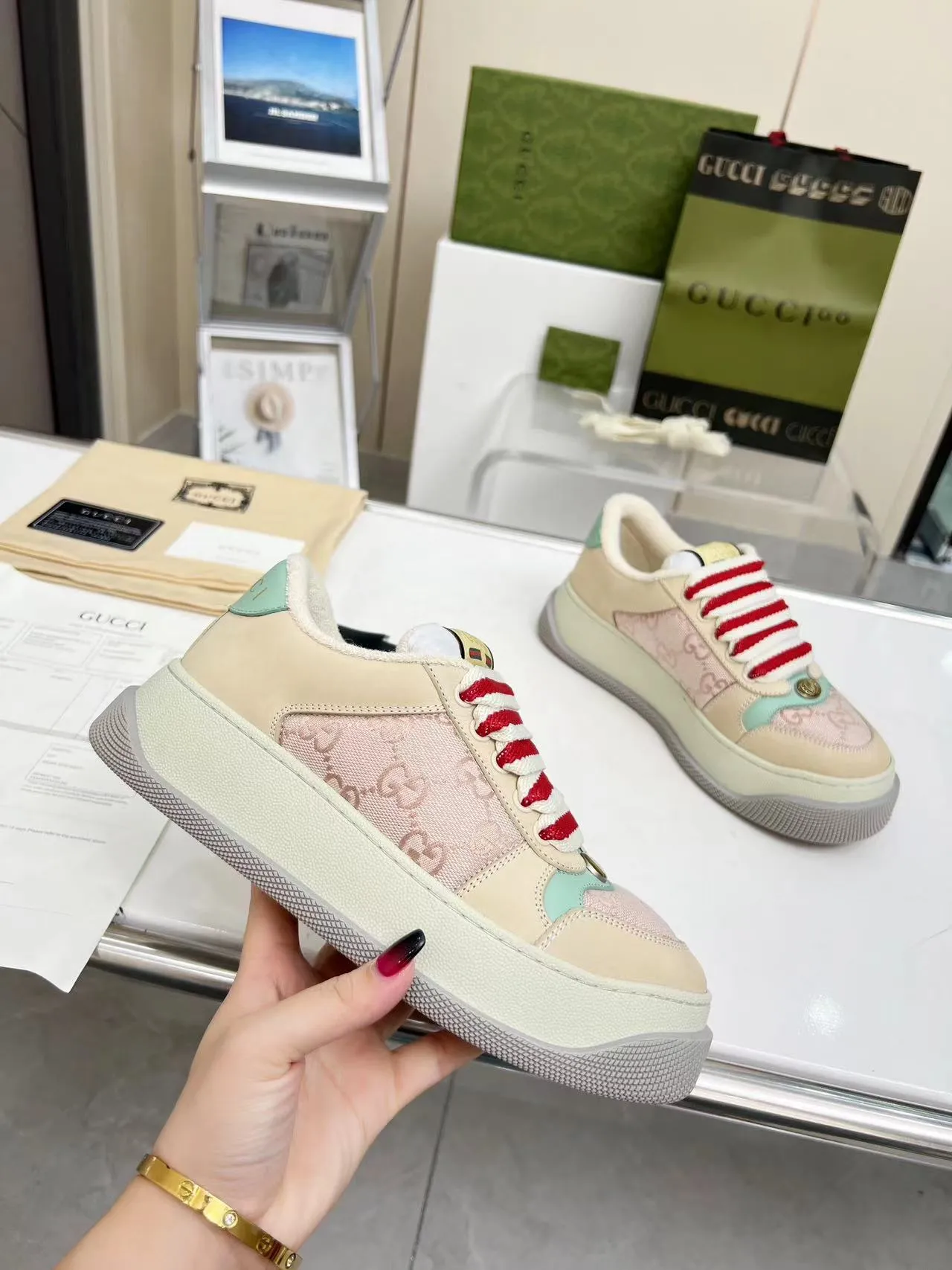👟👟Ex-factory price 520👟👟 Gucci New Screener Series Couple Style Chubby Bread Shoes Small Dirty Shoes Fatty Double G Casual Sneakers Original Purchase Development Original Purchase Develop The Screener series of sneakers are inspired by the classic sneakers of the 1970s, named after the defensive action in sports. They are decorated with striped webbing on the side and embellished with retro Gucci logos. These sneakers are made of GG canvas. Purple leather details add depth to the piece with sharp contrast, and the details are fuller. Exquisite packaging at the delivery counter Fabric: Original imported cowhide + double G fabric Lining: Original customized breathable towel velvet Sole: Original molded T👟👟 Factory price U outsole Sole thickness: 6CM Size: Women's 35-40 / Men's 39-45